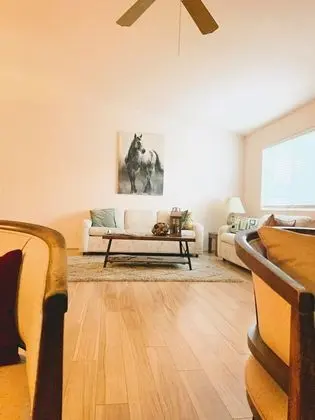 Private bedroom in cozy house near Wine Country