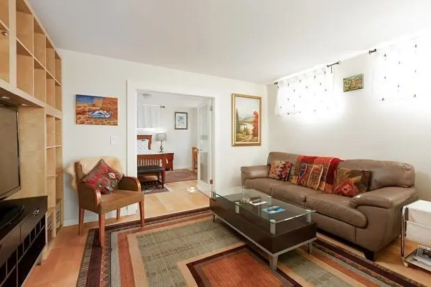 Private and Cozy Home in Kerrisdale - Oda Düzeni