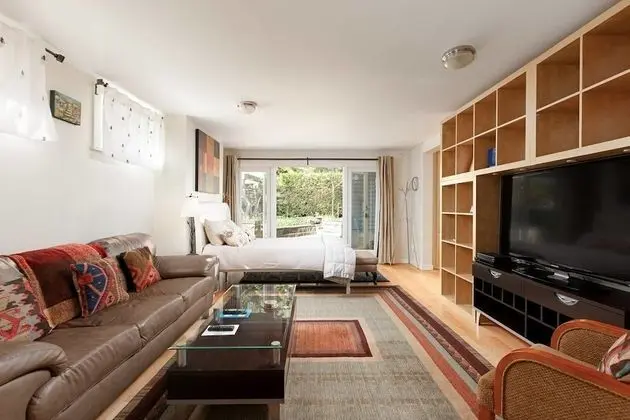 Private and Cozy Home in Kerrisdale - Öne Çıkan Resim
