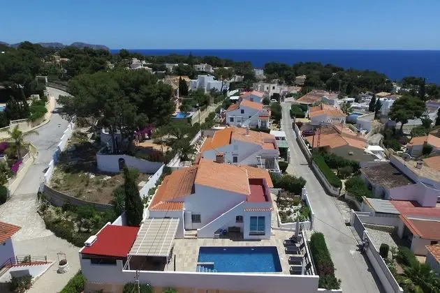Private Family Retreat With Pool Short Walk to the Sea - Dış Mekan