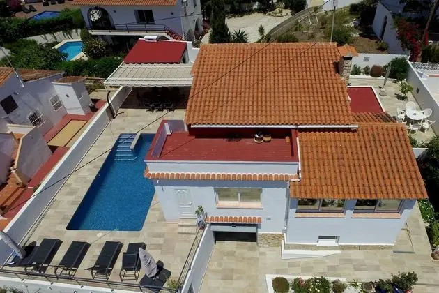Private Family Retreat With Pool Short Walk to the Sea - Havuz