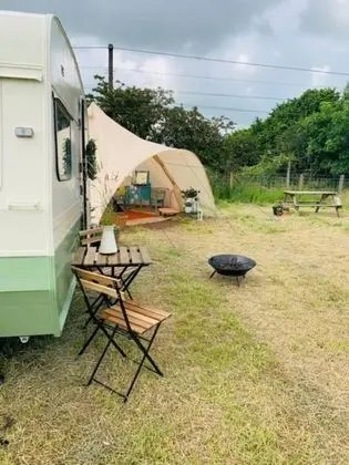 Private Glamping in a Vintage Caravan & Bell Tent - Dış Mekan