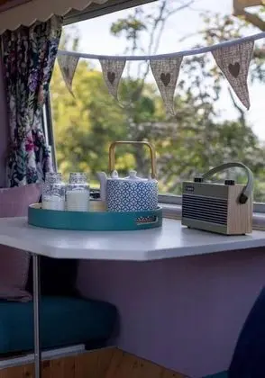 Private Glamping in a Vintage Caravan & Bell Tent - Mutfak