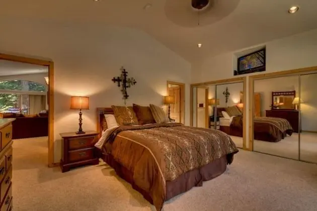 Private Hot Tub, Close to Tahoe's Famous Beaches
