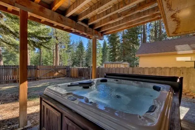 Private Hot Tub, Close to Tahoe's Famous Beaches