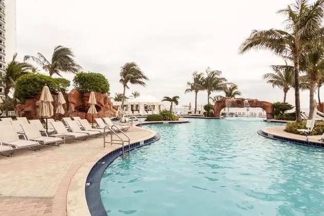 Private Ocean Condos at Trump Sunny Isles - Havuz