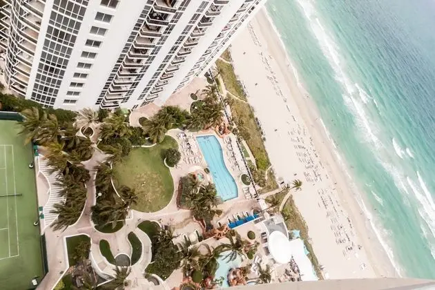 Private Ocean Condos at Trump Sunny Isles - Plaj