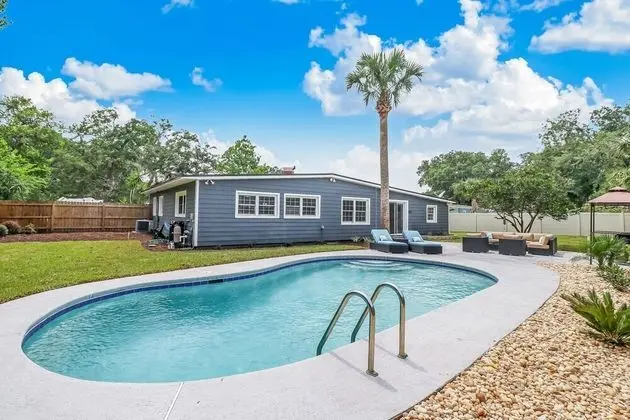 Private Pool Oasis, Walking Distance to the Beach - Havuz