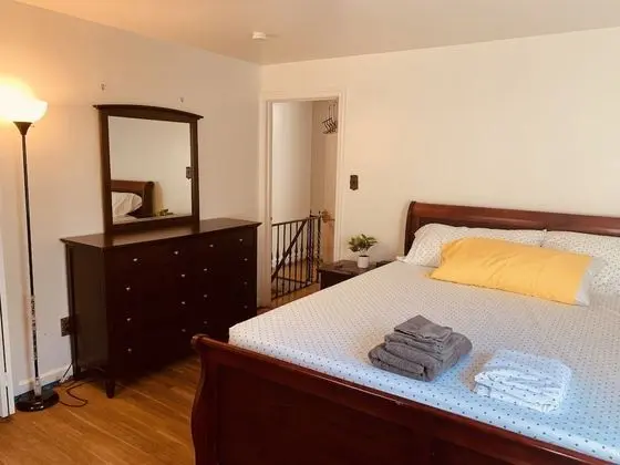 Private Queen Bedroom Garvin - 1