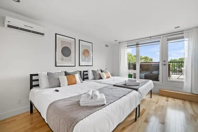 Private Roof top Patio Downtown Metro Frontenac