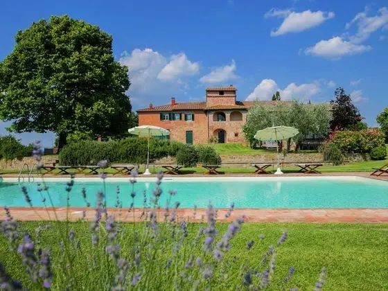 Villa with Private Swimming Pool & Spacious Garden in Valdichiana near Cortona