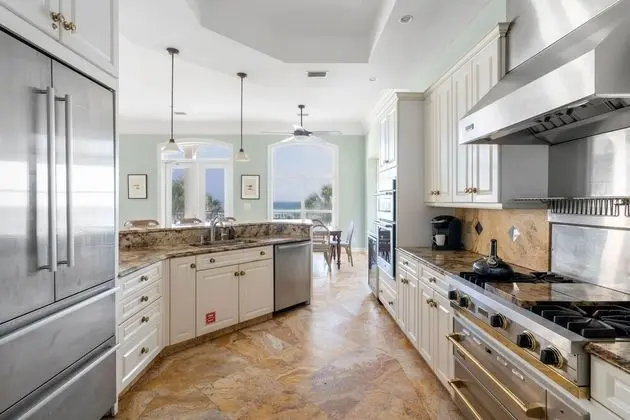 Promenade by Avantstay Beach Front Mansion w/ Breathtaking Views & Pool! - Mutfak