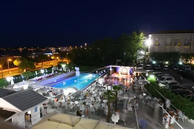 Hotel Promenade Universale - Havuz