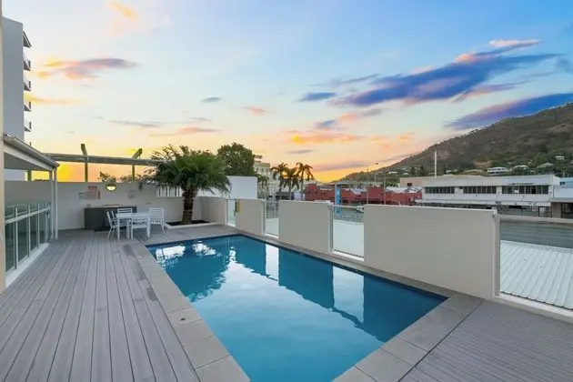 Property Vine - Kensington at Central - Havuz