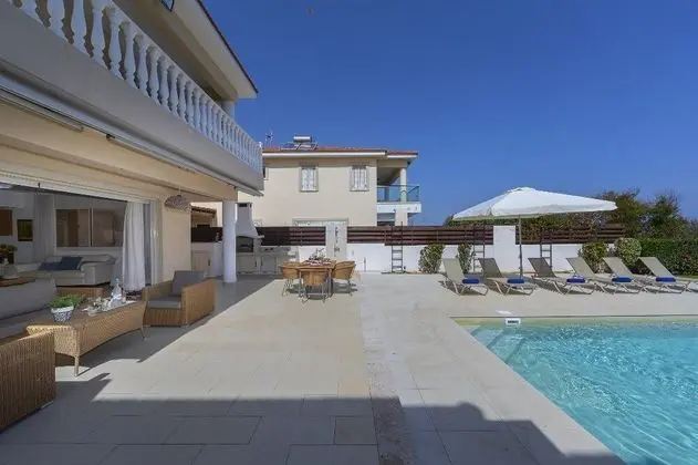 Protaras Beachfront Villa Pietra - Havuz