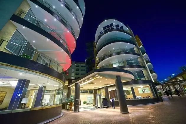 Protea Hotel by Marriott Kampala Skyz - Dış Mekan