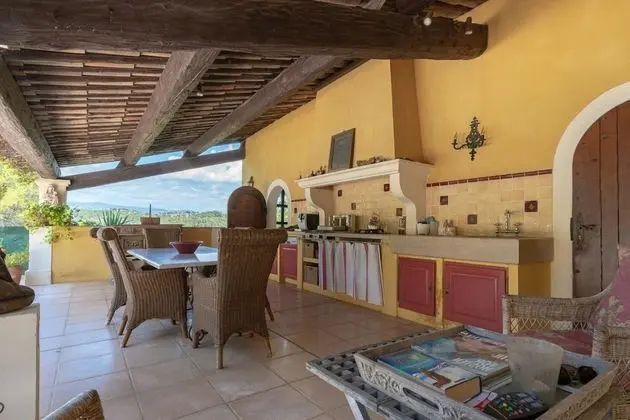 Provencal in a Height Overlooking Greenery - Dış Mekan