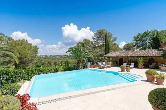 Provencal in a Height Overlooking Greenery - Havuz