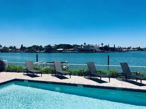 Provident Oceana Beachfront Suites - Havuz
