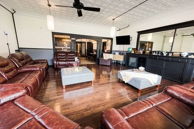 The Pub with Private Yard & Parking, Near the Falls & Casino by Niagara Hospitality