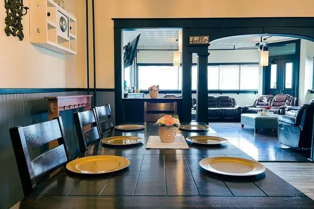 The Pub with Private Yard & Parking, Near the Falls & Casino by Niagara Hospitality - Mutfak