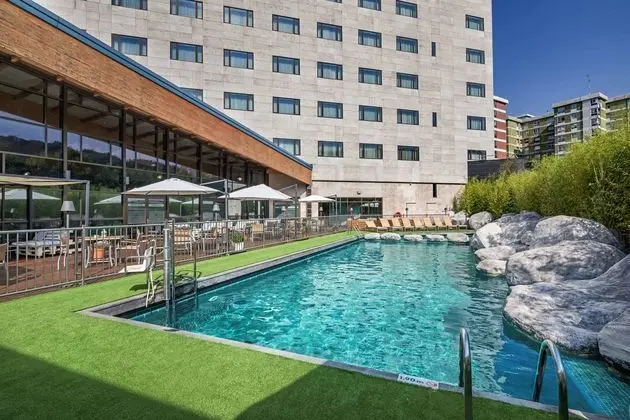 Hotel Puerta de Bilbao - Havuz