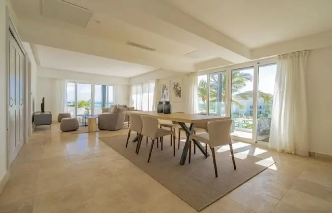 Punta Palmera Beach Front and Pool Views Cap Cana - Oda