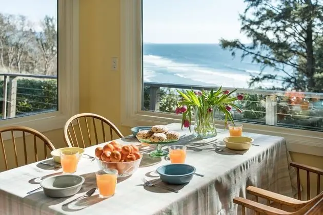 The Purcell House by Avantstay Surrounded in Lush Greenery w/ Large Yard & Ocean Views - İç Mekan