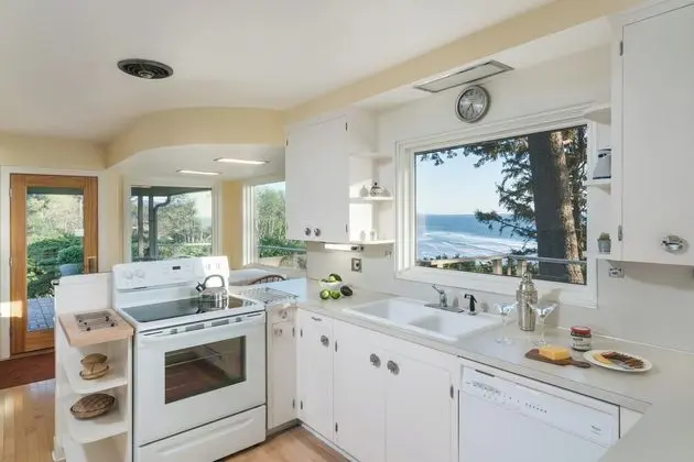 The Purcell House by Avantstay Surrounded in Lush Greenery w/ Large Yard & Ocean Views - Mutfak