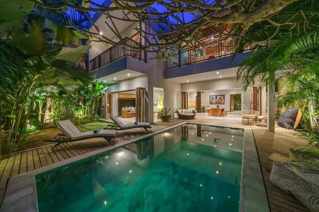 VILLA PURI AMAN - Unique & Spacious - CENTRAL CANGGU, Walking Distance to Beach