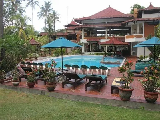 Puri Naga Beachfront Cottages - Havuz