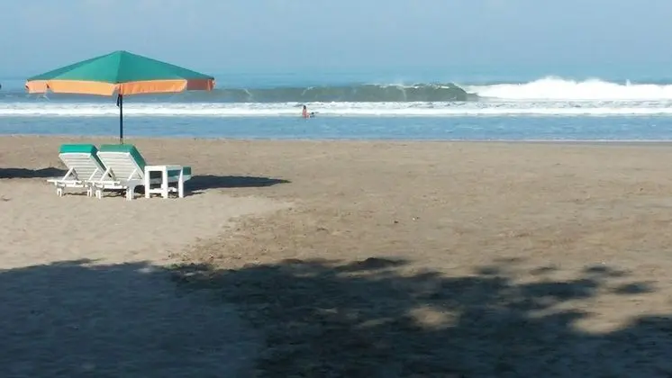 Puri Naga Beachfront Cottages - Plaj