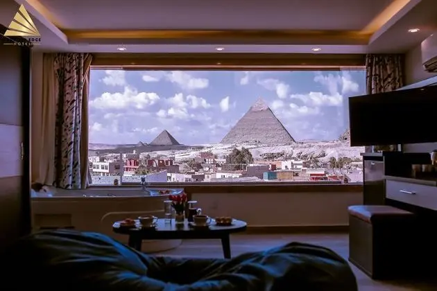 Pyramid edge