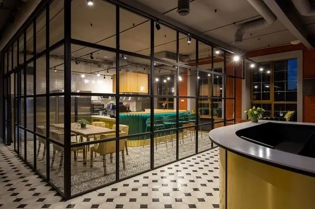 Q-block capsule hotel