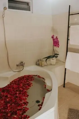 QI Villa in Seminyak - Banyo Özellikleri