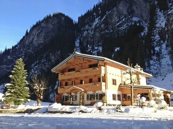 Quaint Chalet in Mayrhofen near Ski Lift - 1