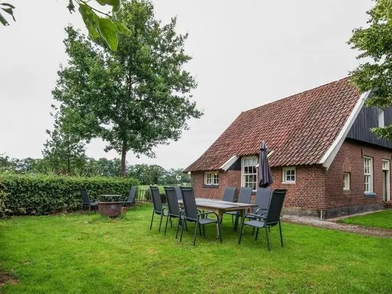 Quaint Farmhouse in Enschede With Terrace - Dış Mekan