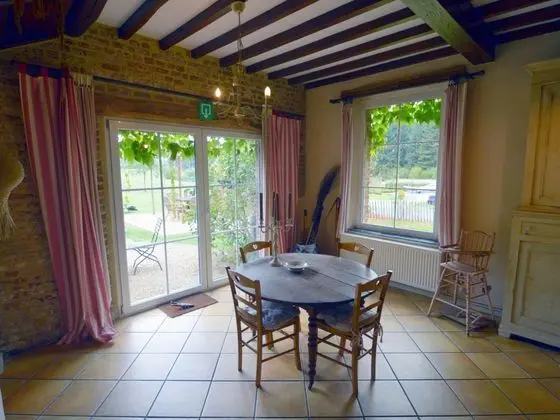 Quaint Holiday Home in Bièvre With Terrace - Yerinde Yemek