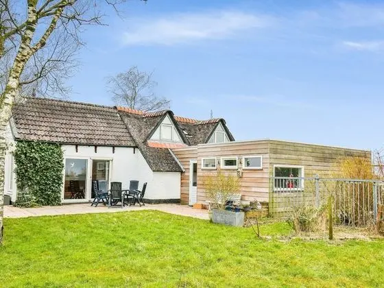 Quaint Holiday Home in Gerkesklooster with Hot Tub, Sauna & Fenced Garden - 1