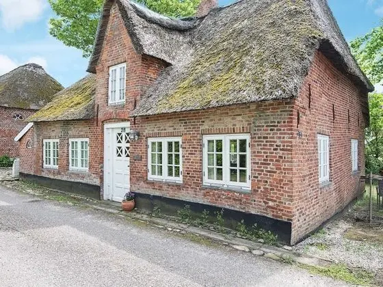 Quaint Holiday Home in Højer Featuring Shared Swimming Pool