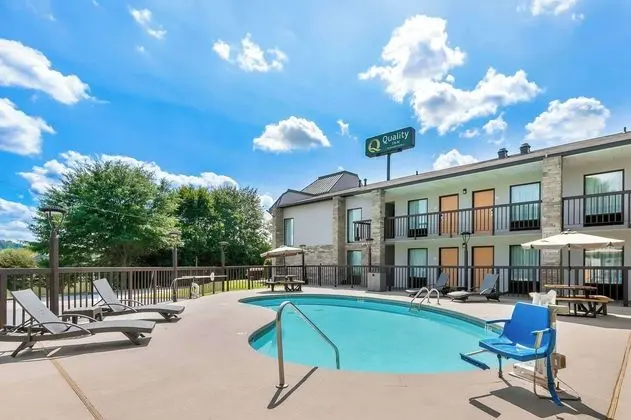 Quality Inn Commerce - Havuz