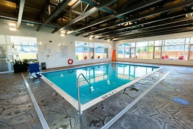 Quality Inn & Conference Centre Kingston Central - Havuz