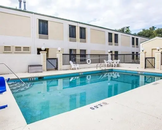 Quality Inn Darien - Havuz
