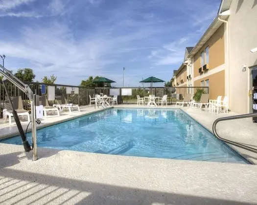Quality Inn Fitzgerald downtown - Havuz