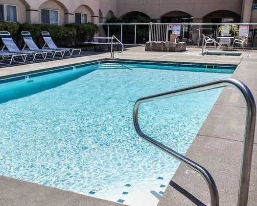 Quality Inn Grand Suites - Havuz