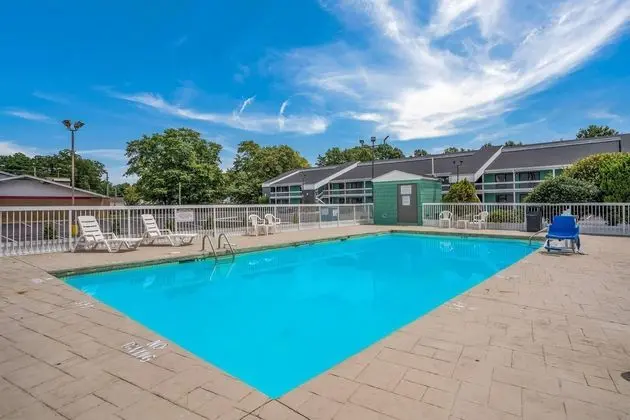 Quality Inn Greenville near University - Havuz