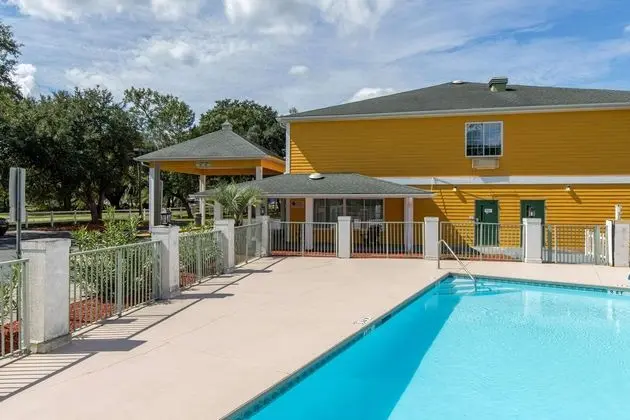 Quality Inn Kingstree - Havuz