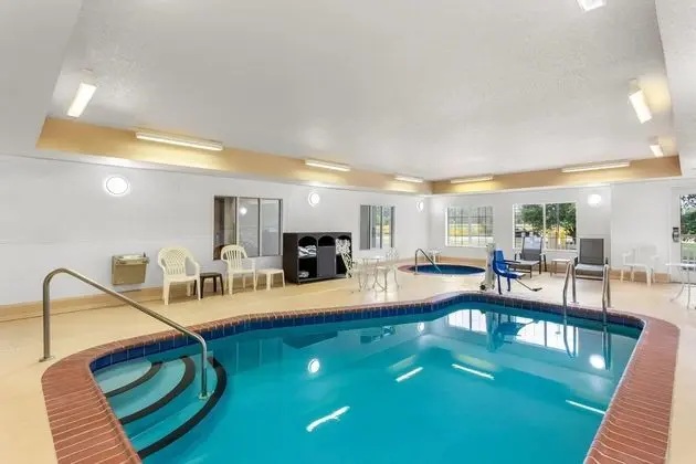 Quality Inn Near Interstate I94 - Havuz