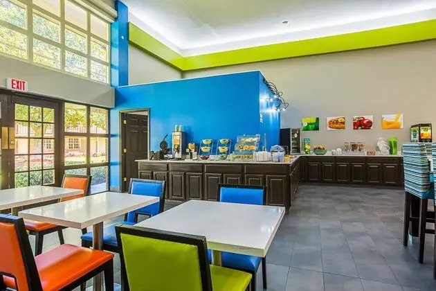 Quality Inn Northeast - Kahvaltı