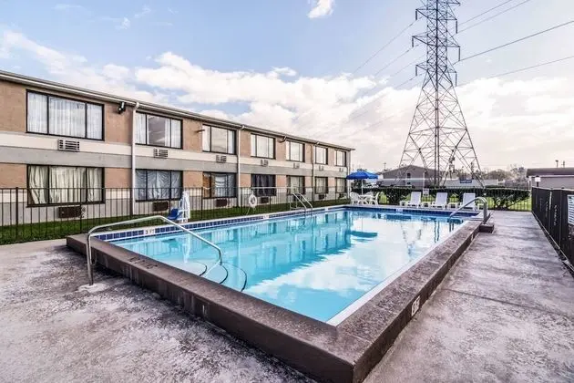 Quality Inn - Havuz